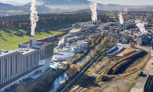 Industrielle Landschaft mit Schornsteinen und Gebäuden